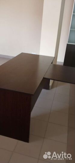 Офисный стол с переговорной зоной