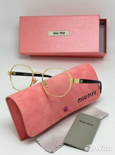 Солнцезащитные очки Miu Miu