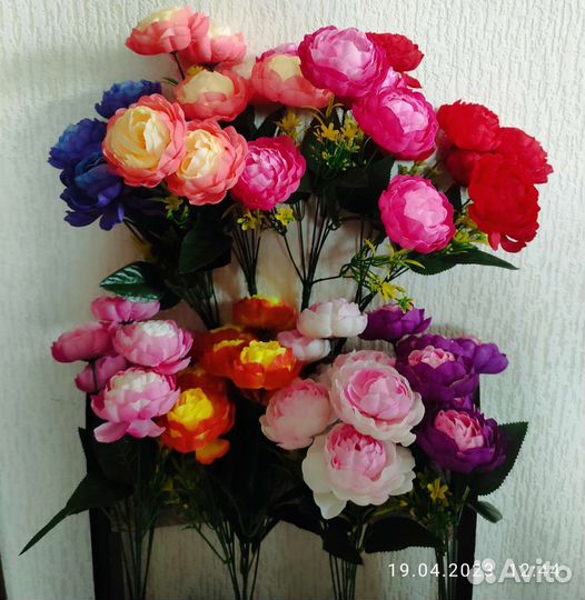 Искусственные пионы и тюльпаны