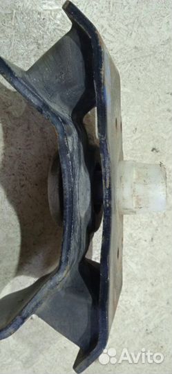 Подушка двигателя задняя правая Toyota Land