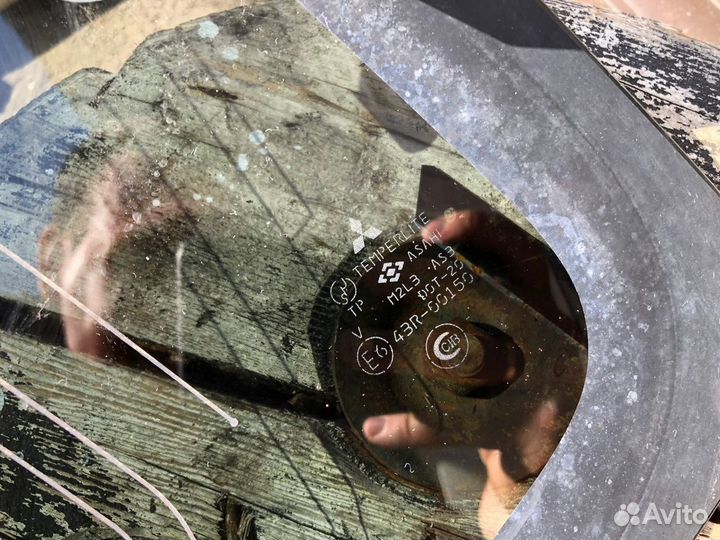 Стекло заднее правое (Форточка) Pajero 3