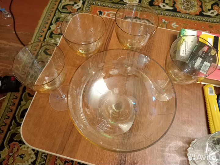 Фужеры и конфетница