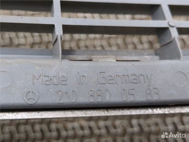 Решетка радиатора Mercedes E W210, 2001