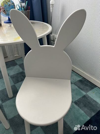 Детский круглый стол и 2 стульчика - зайчика б/у