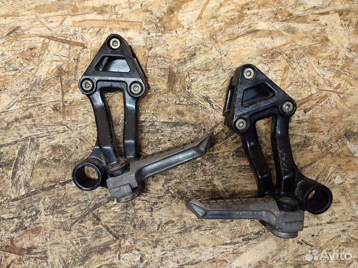 Zzr1100 90-92 задние подножки с кронштейнами