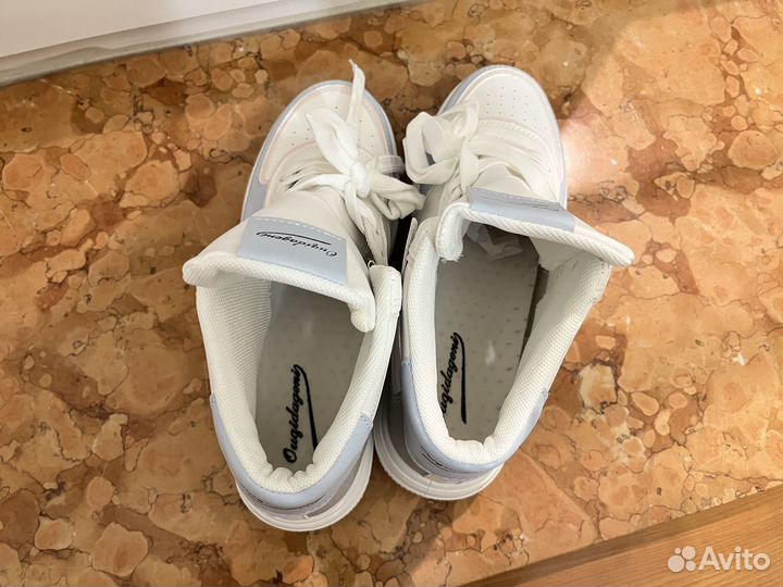 Кроссовки женские