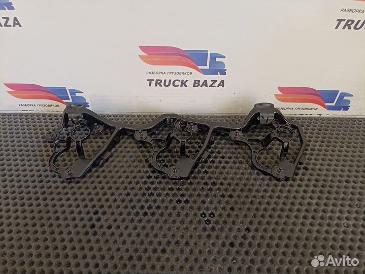 1738898 Кронштейн проводки форсунок