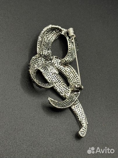 Изящная брошь