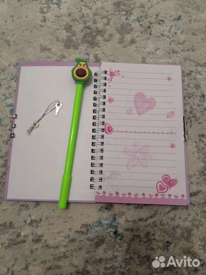 Блокнот с ручкой и тетрадь