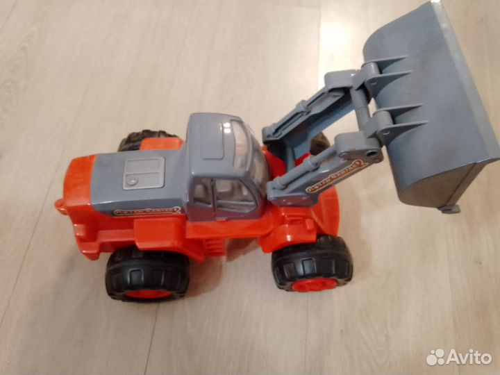 Игрушка трактор