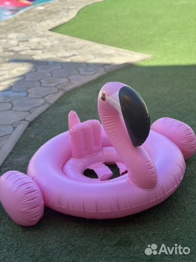 Надувной круг фламинго с ножками