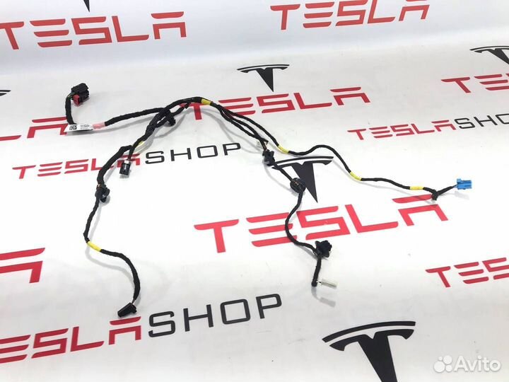Электропроводка обшивки (карты) двери Tesla