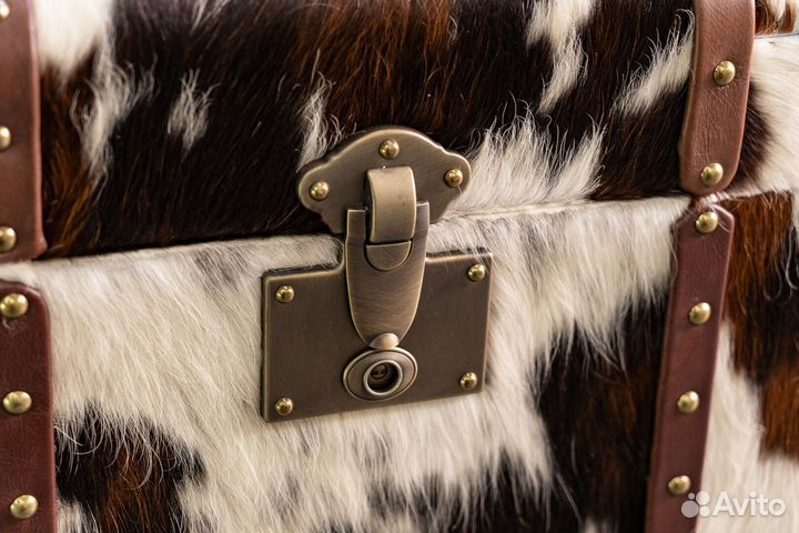 Сундук с меховой обивкой