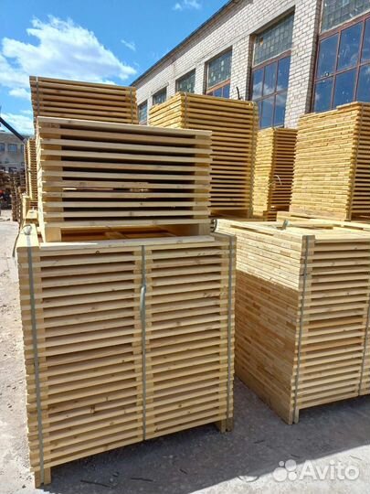 В столярный цех работник