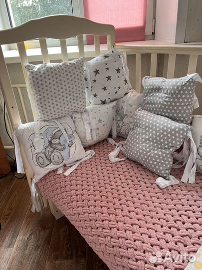 Детская кроватка с маятником белая