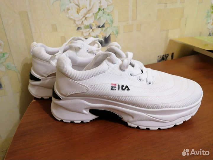 Кроссовки женские 37 размер белые