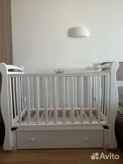 Детская кроватка с маятником