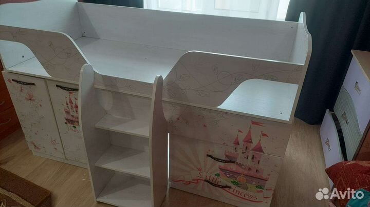Кровать детская с раздвигающимся столом