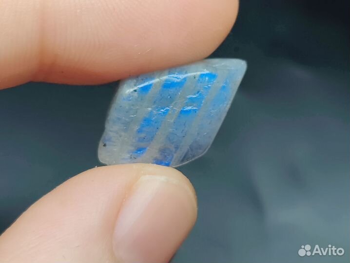 Лабрадорит полосатый. Синяя иризация