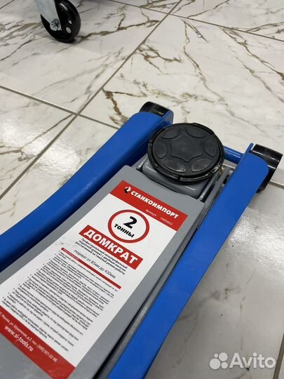 Домкрат подкатной гидравлический 2т низкопрофильны