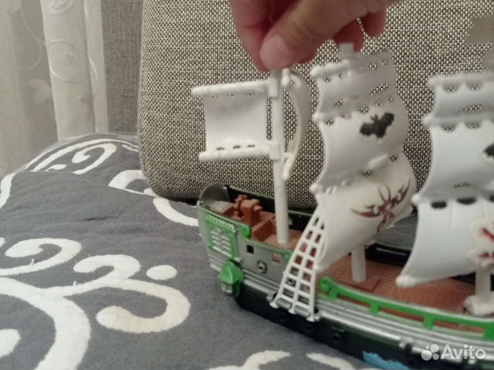 Игрушка корабль