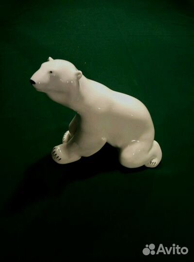 Большая фарфоровая статуэтка Белый медведь