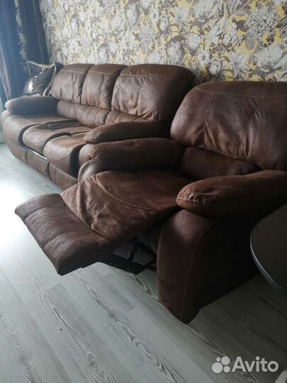 Кожаный диван