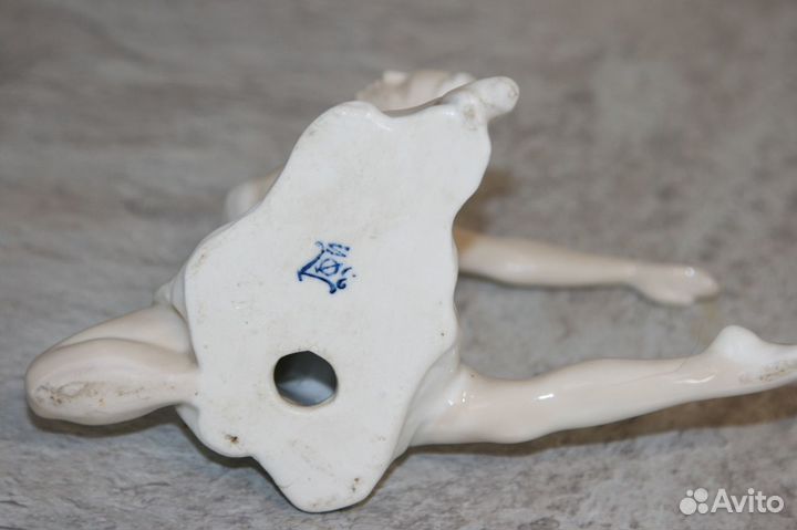 Фигурка фарфоровая 