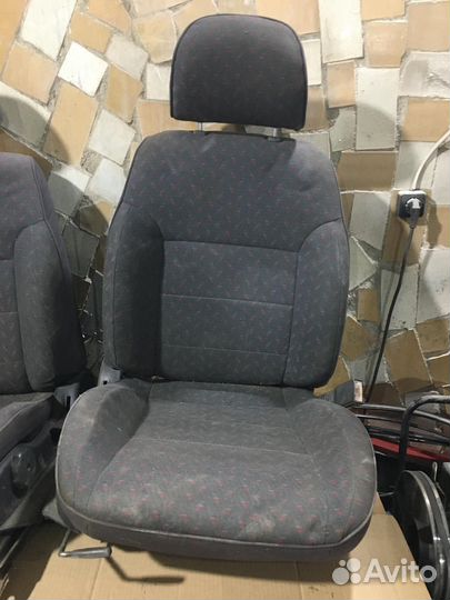 Передние сиденья Hyundai Lantra J1