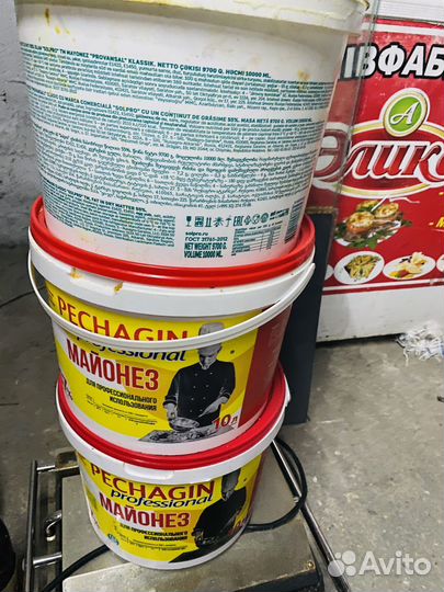 Дверь и банки