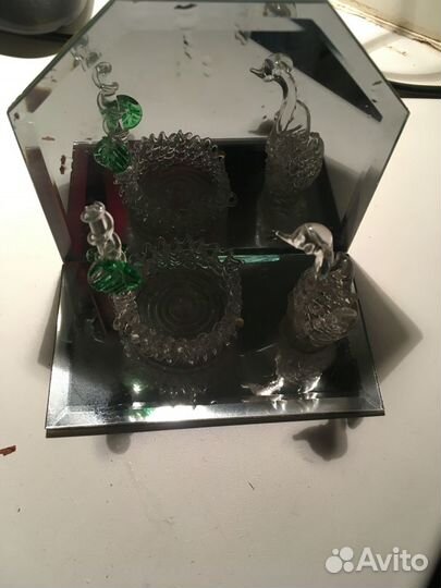 Фигурка лебедь из стекла и краб