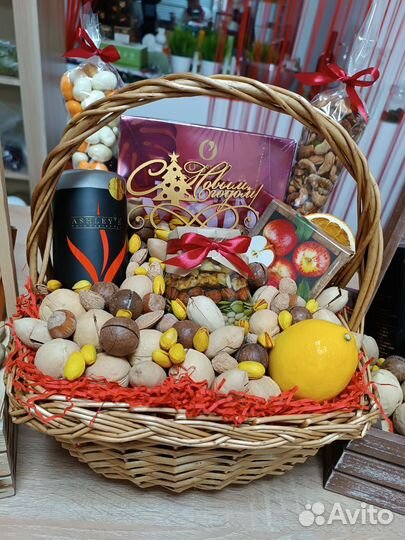 Подарочная корзина: орехи, сладости, мед