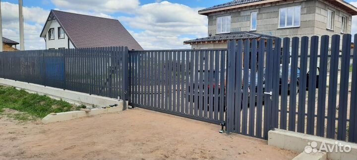 Забор металлический штакетник / Евроштакетник