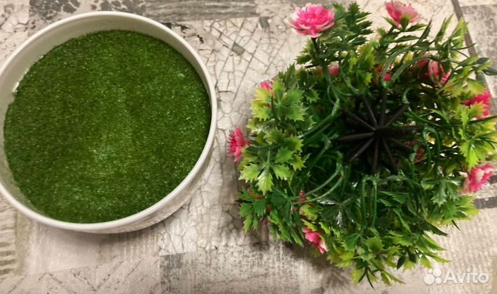 Искусственные цветы в горшке