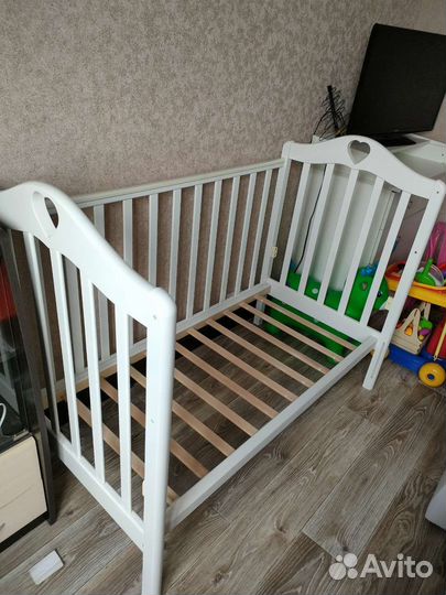 Детская кроватка с маятником