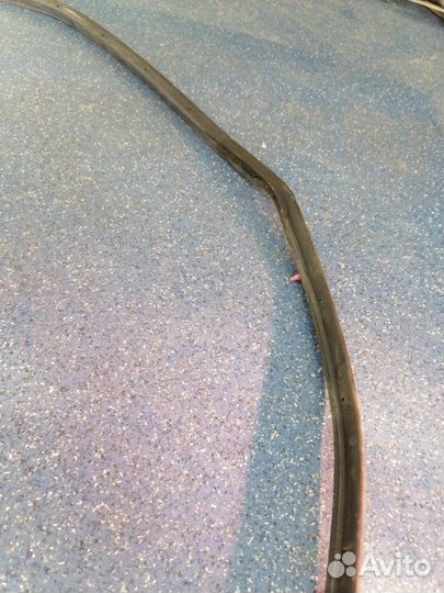 Уплотнитель двери задний правый Toyota Corolla