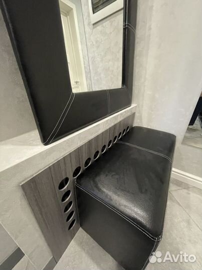 Зеркало и пуфик