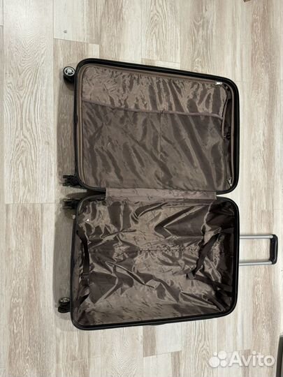 Чемодан на колесах размер m