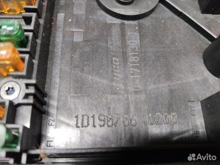 Блок предохранителей под капот Volkswagen Tiguan