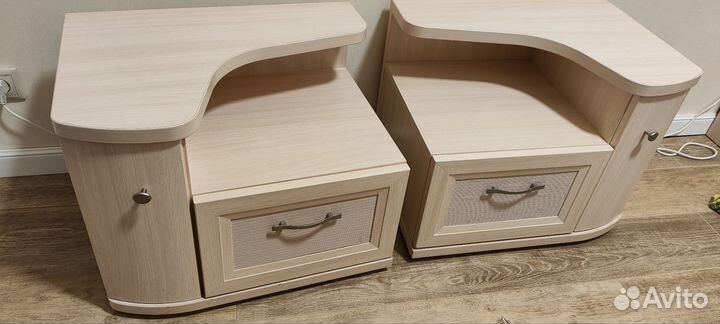 Две прикроватные тумбы