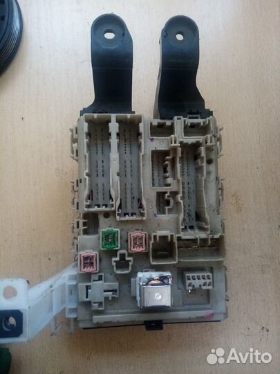 Блок предохранителей салона Toyota Corolla E150