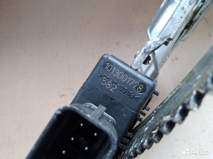 Стеклоподъемник передний правый Opel Astra H 2008