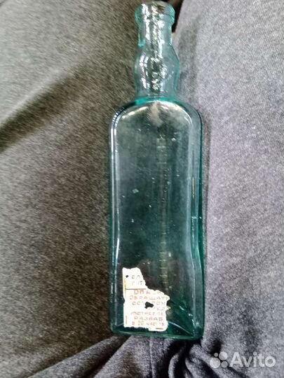 Мерный стакан и бутылочка из под уксуса