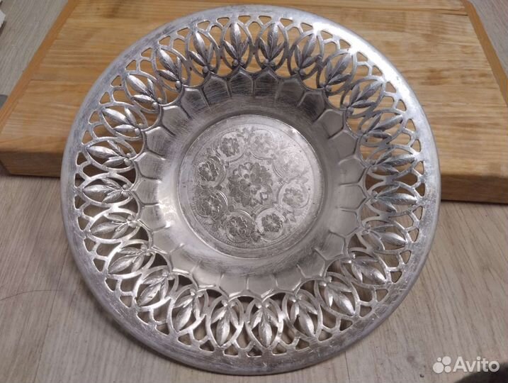 Металлическая тарелка, фруктовница, сухарница