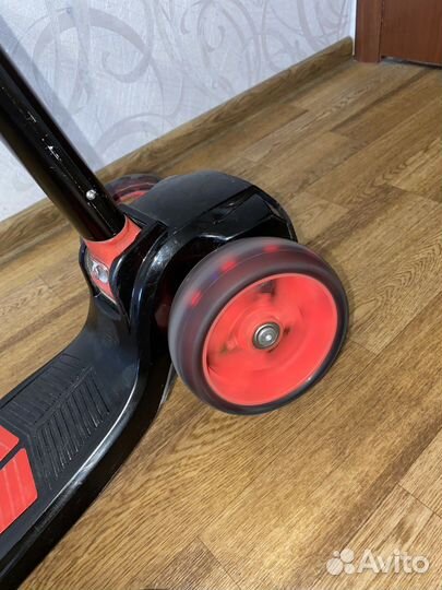 Самокат трехколесный