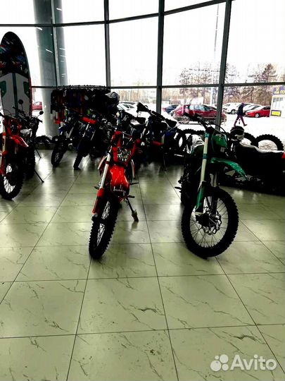 Avantis A2 Lux 250: Кросс-мотоцикл с 21 л.с. для путешествий по бездорожью