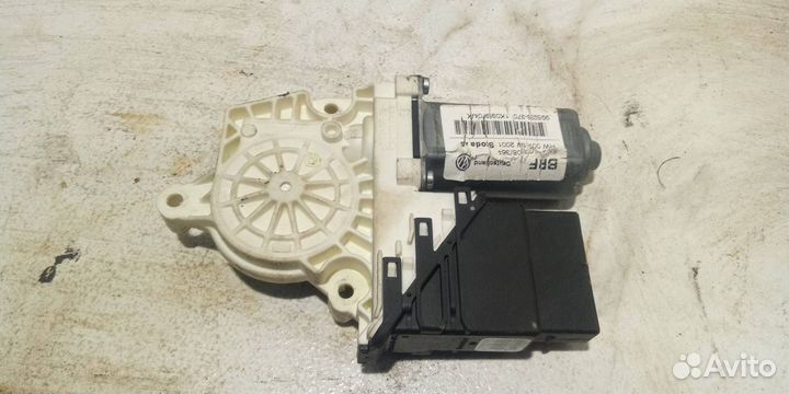 Моторчик стеклоподъемника задний правый Skoda