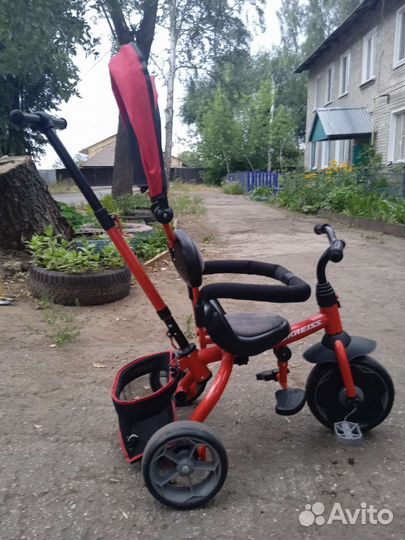 Трехколесный велосипед с ручкой