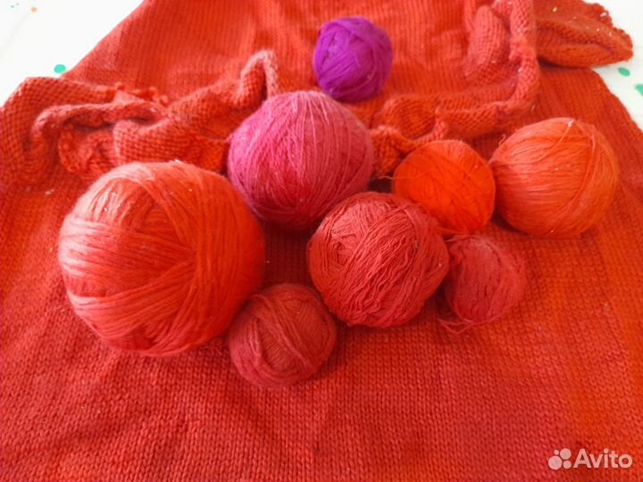 Много красной пряжи