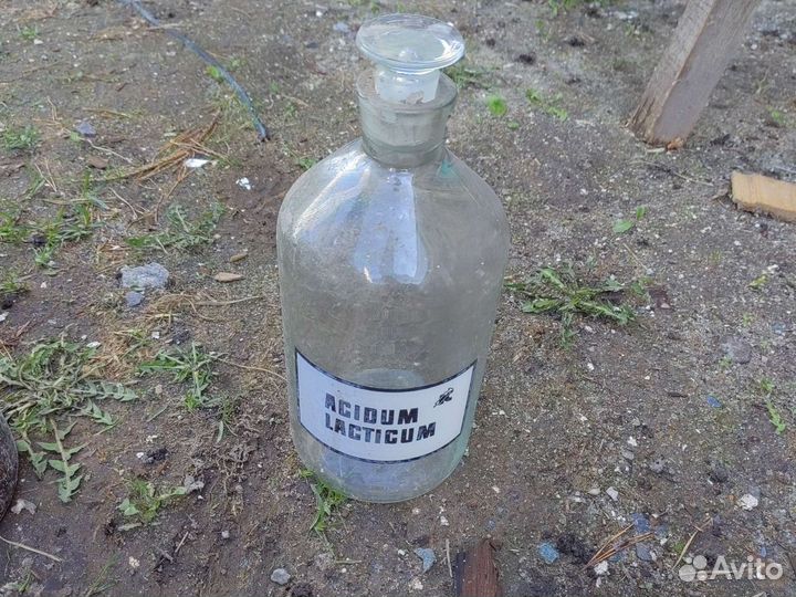 Стеклянные бутылки с крышками